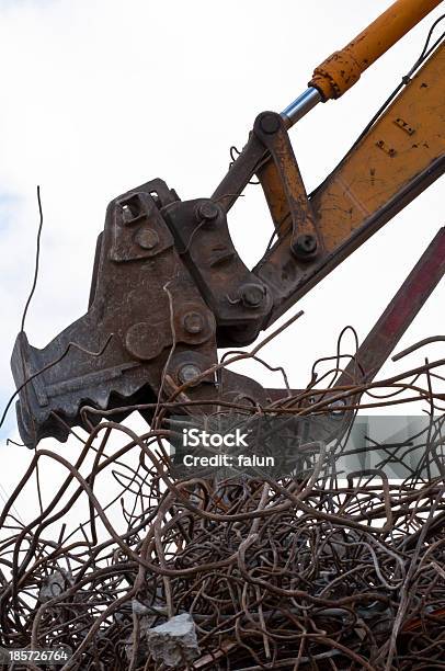 Foto de Excavators Demolishing Comendo Ferro e mais fotos de stock de Arruinado - Arruinado, Aço, Buldôzer