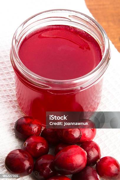 Jelly Con Cranberries En Vidrio Foto de stock y más banco de imágenes de Alimento - Alimento, Arándano rojo - Fruta baya, Bebida