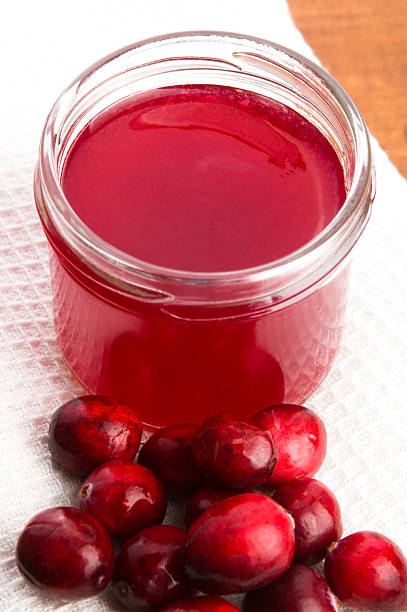 にクランベリーゼリーのガラス - jellied cranberries 写真 ストックフォトと画像