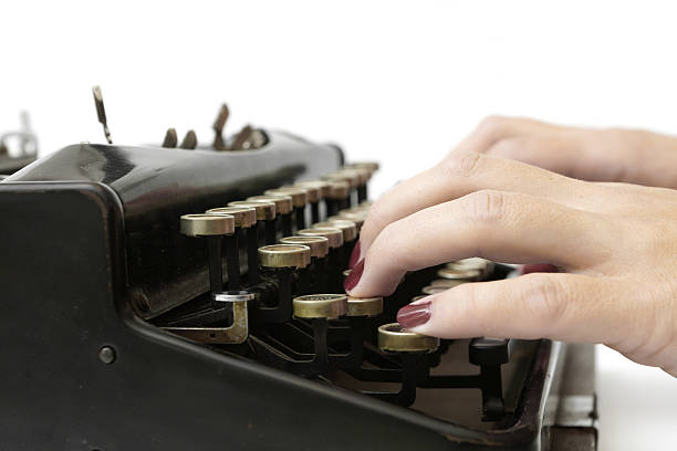 삼각대를 사용하여 입력 여자 늙음 타자기 - typewriter typing beginnings blank 뉴스 사진 이미지