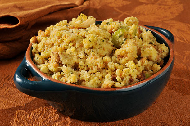 cornbread stuffing con turquía - stuffing fotografías e imágenes de stock