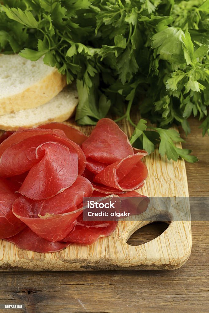 Viande fumée poisson volant) et bresaola sur une planche à découper - Photo de Aliment libre de droits