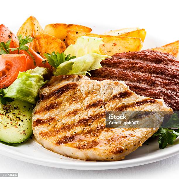 Carne A La Parrilla Papas Y Verduras Foto de stock y más banco de imágenes de Alimento - Alimento, Asado - Alimento cocinado, Bistec