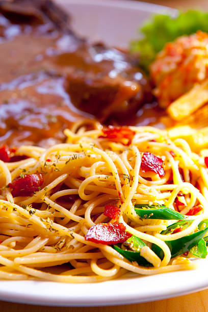 spaghetti basilic au jambon. - lard close up pasta eggs photos et images de collection