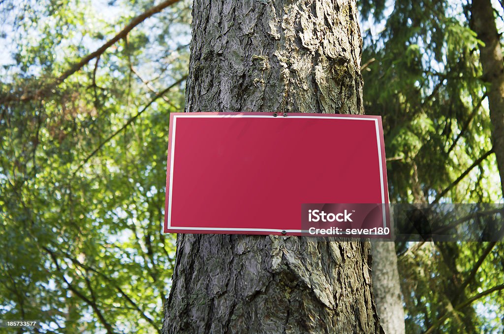 Red metal plate in Holz - Lizenzfrei Am Rand Stock-Foto