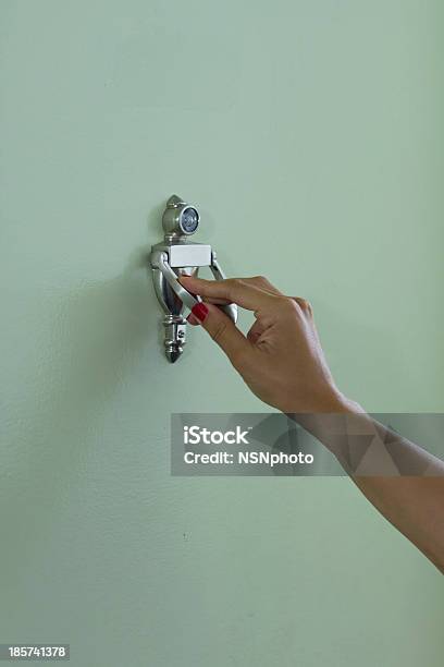 Niña Tocando Sobre Verde De Puerta Foto de stock y más banco de imágenes de Llamar a la puerta - Llamar a la puerta, Puerta - Entrada, Mujeres