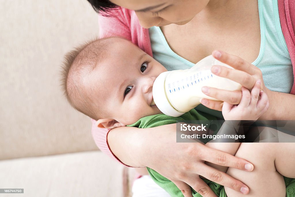 Alimentação de bebê - Foto de stock de Mamadeira royalty-free