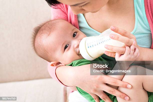 Foto de Alimentação De Bebê e mais fotos de stock de Mamadeira - Mamadeira, Bebê, Alimentar