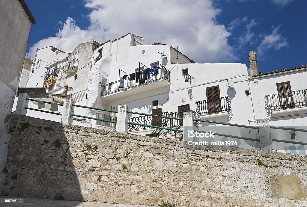 Beco.  Monte de Sant'Angelo.  Puglia.  Itália. - Foto de stock de Aldeia royalty-free