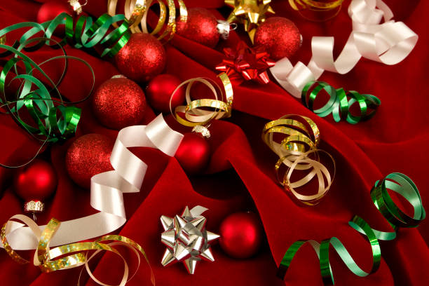 decorações de natal no fundo vermelho do veludo - bow christmas red velvet - fotografias e filmes do acervo