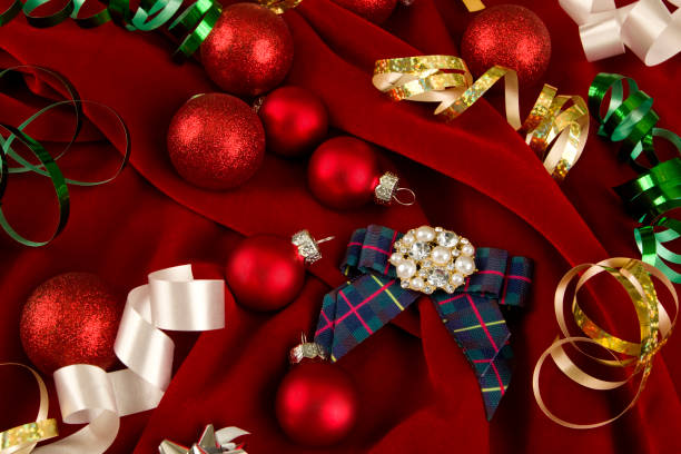 рождественская тема с бантом поверх красного бархата - bow christmas red velvet стоковые фото и изображения