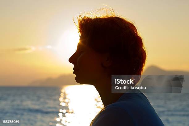 Hermosa Chica Está En La Puesta De Sol De Fondo Foto de stock y más banco de imágenes de Acantilado - Acantilado, Actividades y técnicas de relajación, Adulto