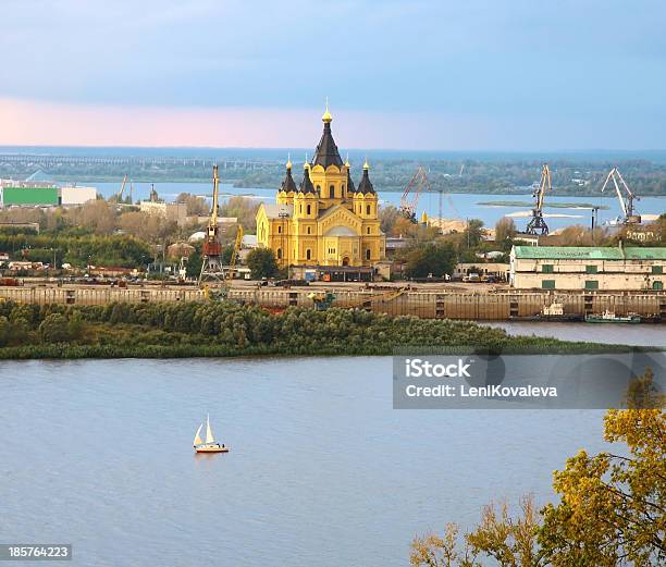 La Catedral Alexander Nevsky Y El Velero En La Confluencia De Los Ríos Nizhny Novgorod Foto de stock y más banco de imágenes de Agua