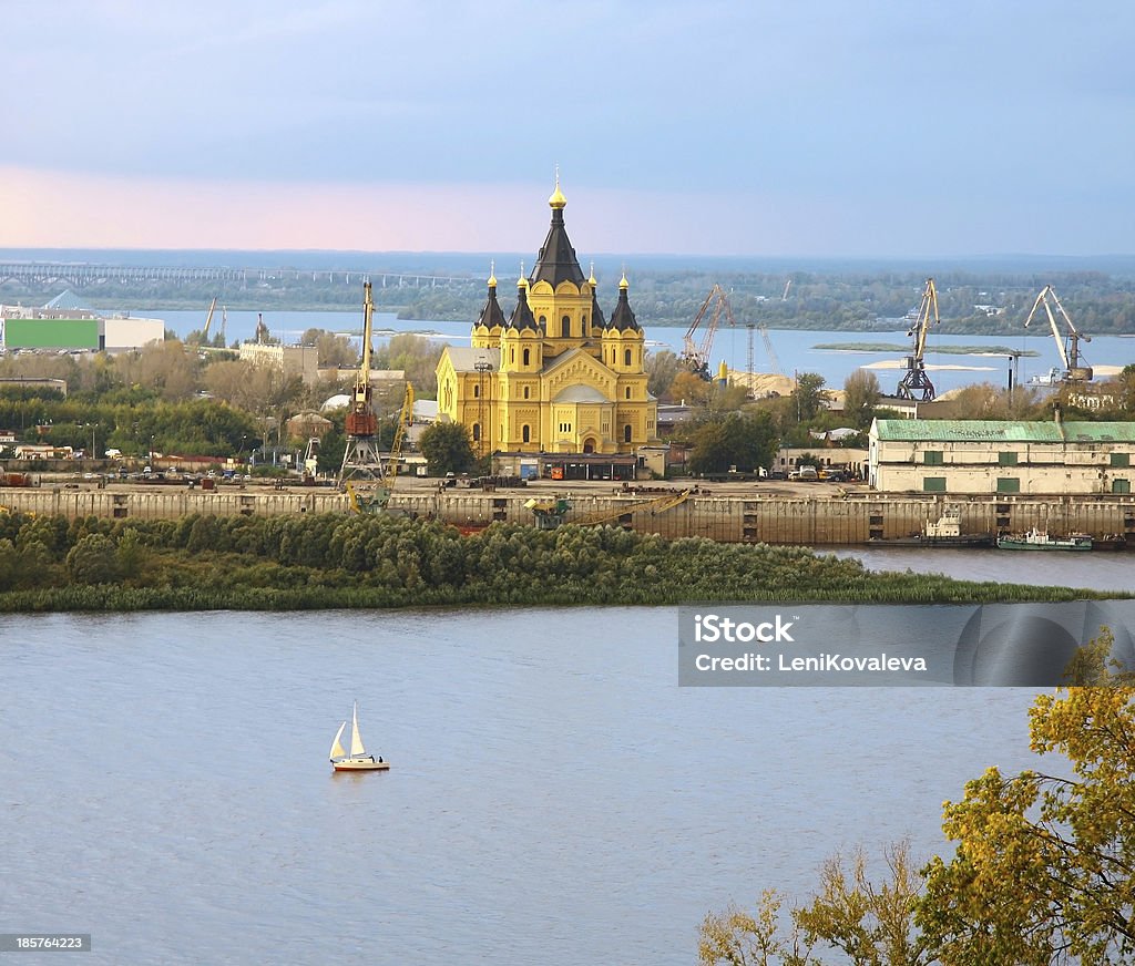 Catedral Alexander Nevsky e Veleiro sobre confluence rios Nizhny Novgorod - Royalty-free Amarelo Foto de stock