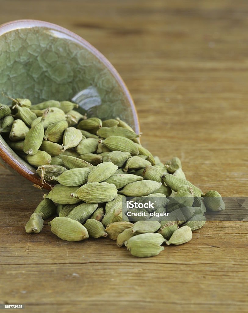 green cardamom pods spice - aromatic seasoning for food Bowl Stock Photo