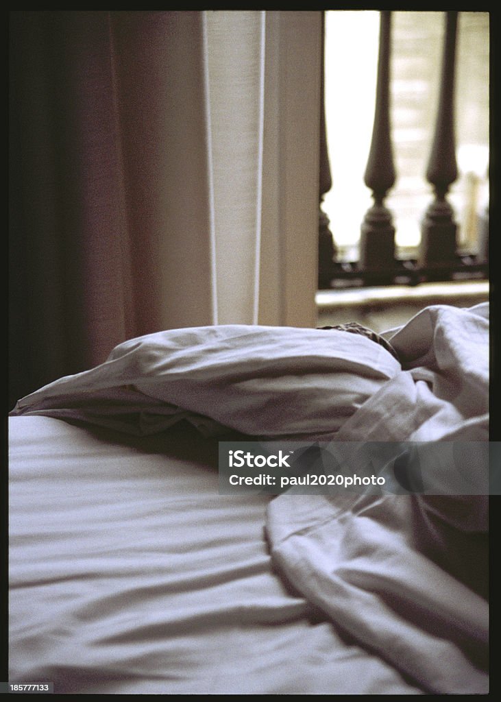 unmade 침대 1개 - 로열티 프리 0명 스톡 사진