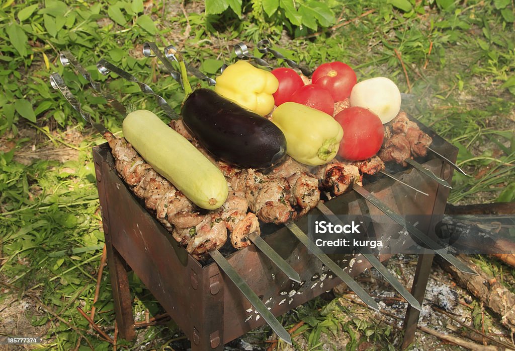 Arrosto di carne e verdure è sulla griglia - Foto stock royalty-free di Alimentazione sana