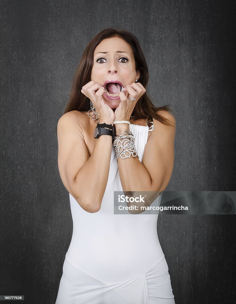 Unheimlich Frau in Grau Hintergrund - Lizenzfrei Angst Stock-Foto