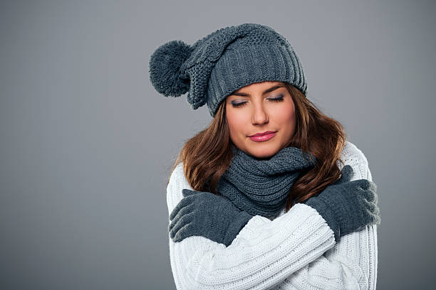 giovane donna tremare durante la stagione invernale - glove winter wool touching foto e immagini stock