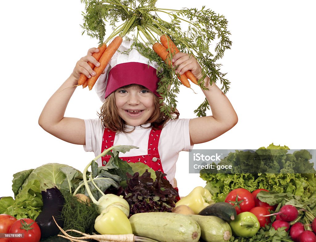 Niña feliz cook con zanahorias y verduras - Foto de stock de Agarrar libre de derechos