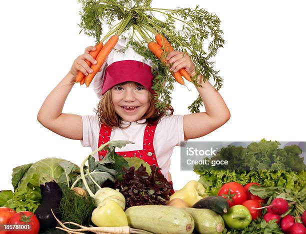 Happy Little Girl Cook С Морковью И Овощи — стоковые фотографии и другие картинки Баклажан - Баклажан, Веселье, Весёлый