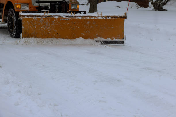 en una zona residencial después de una fuerte tormenta de nieve, los camiones quitanieves retiran la nieve de las carreteras - snowplow snow parking lot truck fotografías e imágenes de stock