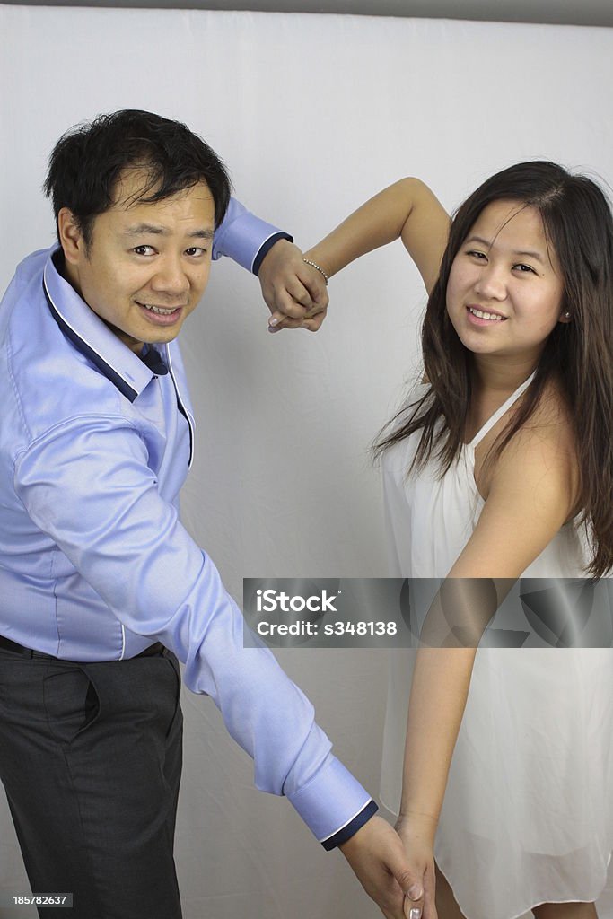 Азиатская пара с сердечками - Стоковые фото Азиатская культура роялти-фри