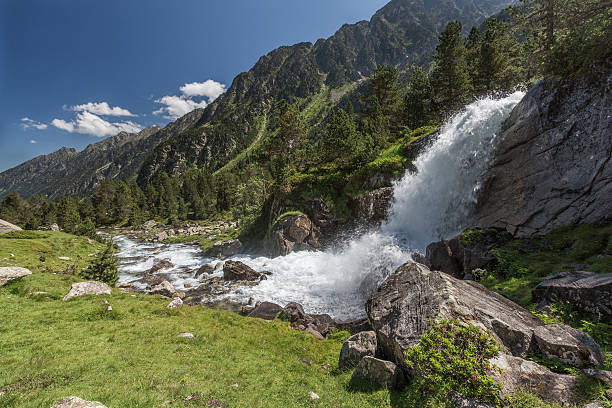 chute d'eau dans les montagnes, le parc national des pyrénées, france - river spring waterfall water photos et images de collection