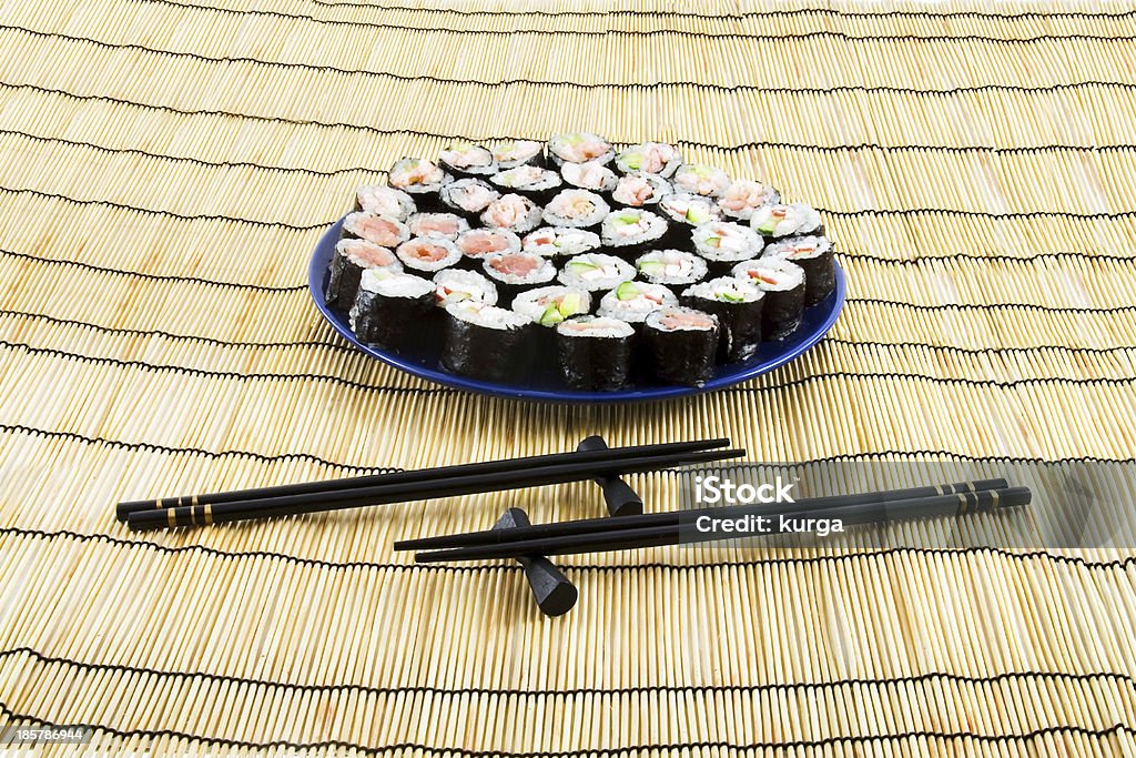 Sushis sur une natte de bambou - Photo de Aliment libre de droits