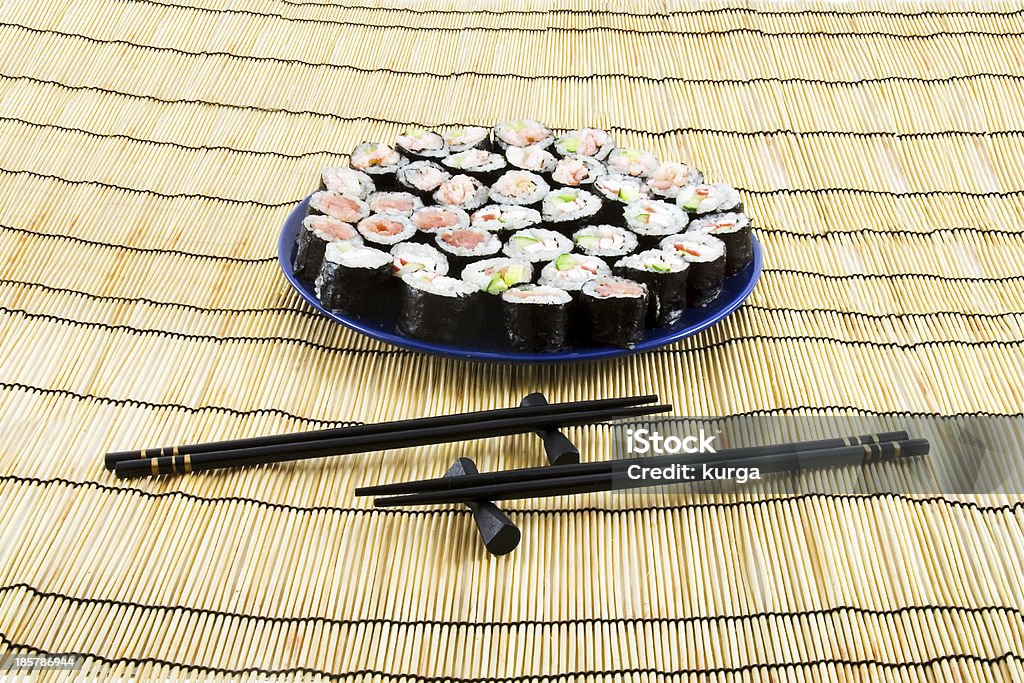 sushi na Bambus mat - Zbiór zdjęć royalty-free (Azja)