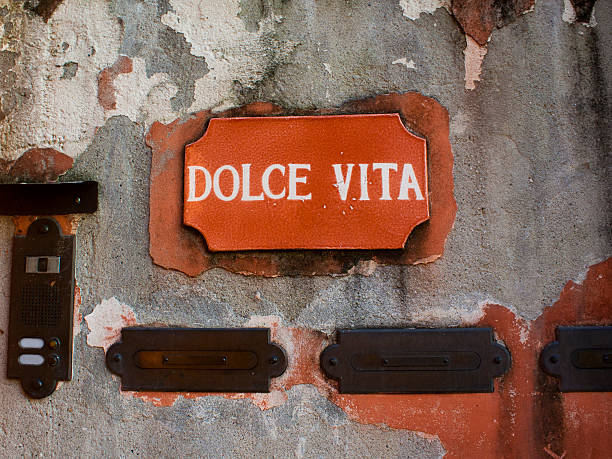 istock Dolce Vita sign on an old Wall 185792649