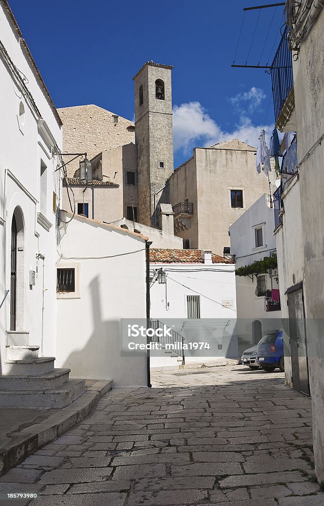 Beco.  Monte de Sant'Angelo.  Puglia.  Itália. - Foto de stock de Aldeia royalty-free