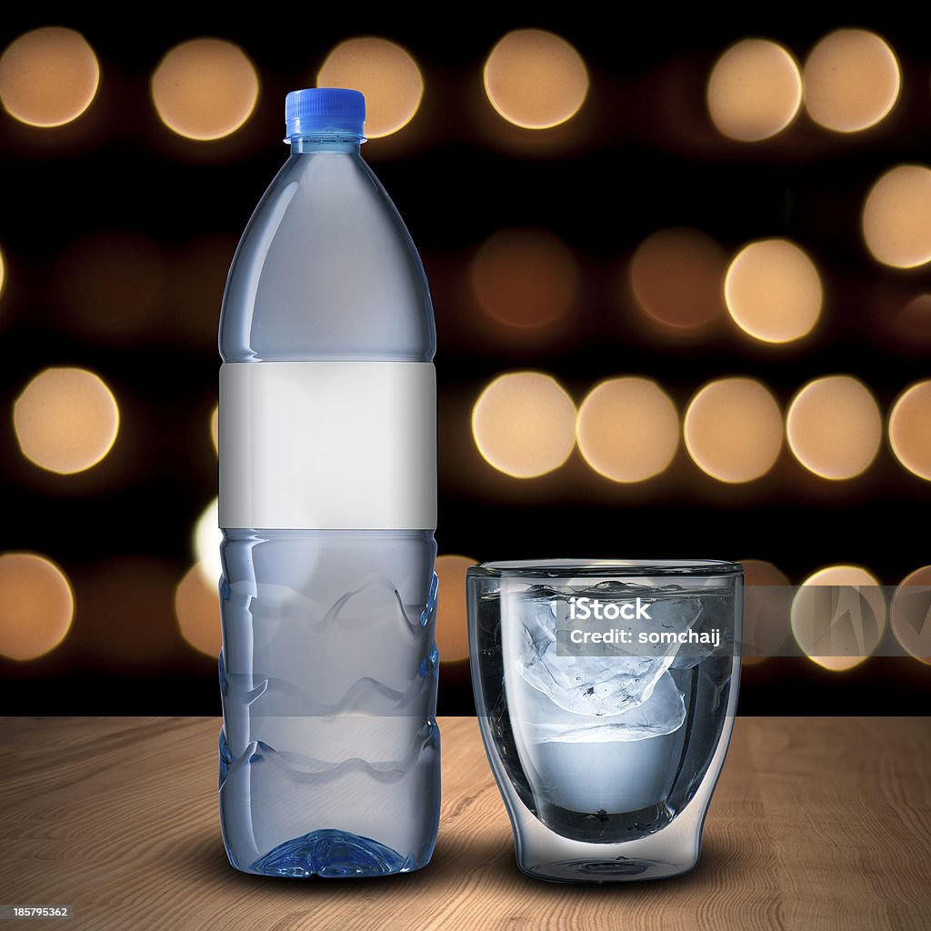 Garrafa de água e Vidro - Royalty-free Azul Foto de stock