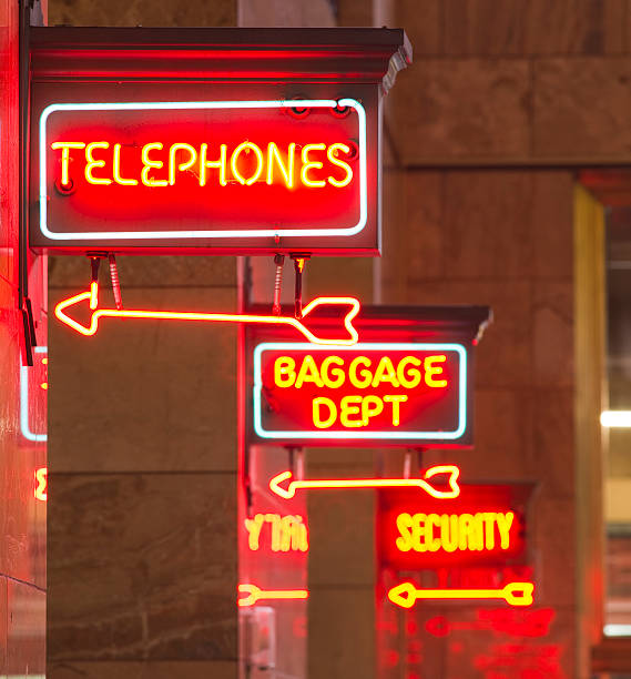 красный неоновый знак крытый depot знаки стрелка указывает багажа телефон - mounted guard стоковые фото и изображения