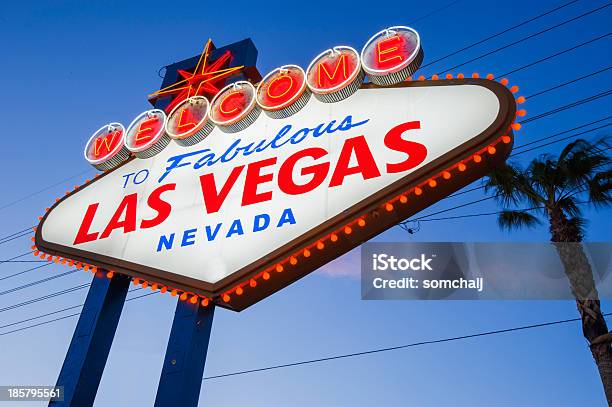 Bienvenido A Las Vegas Fabulosa Señal Foto de stock y más banco de imágenes de Aire libre - Aire libre, Anochecer, Arte cultura y espectáculos