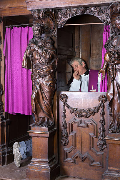 sinner und standesbeamten in beichtstuhl - confession booth penance catholicism church stock-fotos und bilder