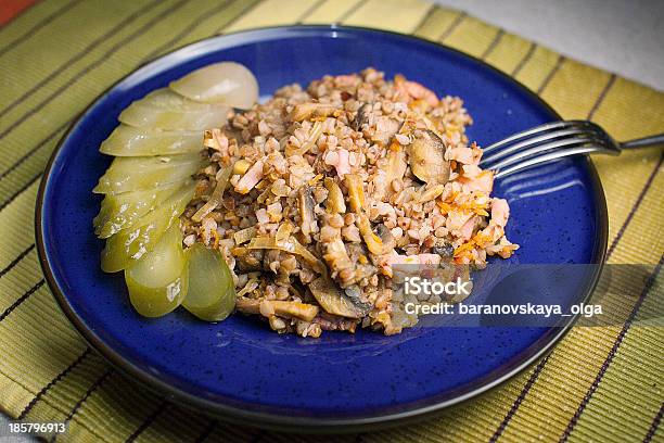 Grano Saraceno Con Funghi E Pancetta - Fotografie stock e altre immagini di Alimentazione sana - Alimentazione sana, Ambientazione interna, Bollito