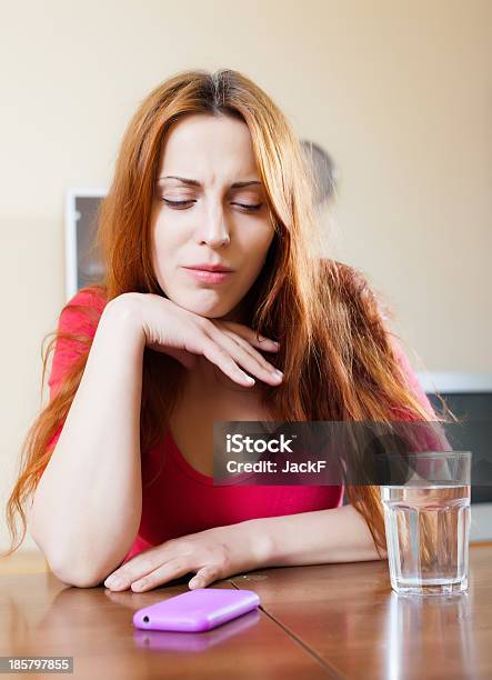 Lonely Triste Joven En Mesa En Casa Foto de stock y más banco de imágenes de 20 a 29 años - 20 a 29 años, Adulto, Adulto joven