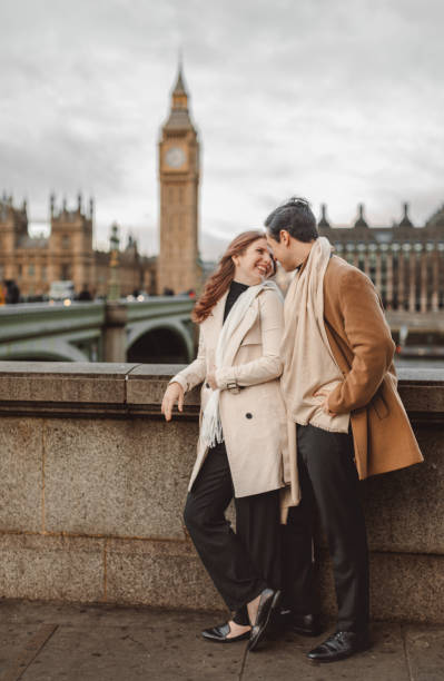 счастливая молодая туристическая пара наслаждается романтическим отдыхом на знаменитых улицах лондона, англия, великобритания - couple autumn embracing bridge стоковые фото и изображения