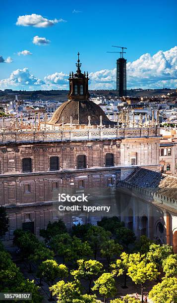 Widok Na Miasto Z Giralda Tower Dome Katedra Najświętszej Marii Panny W Sewilli W Hiszpanii - zdjęcia stockowe i więcej obrazów Andaluzja