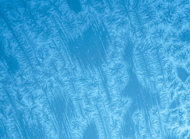 морозный хрусталь на оконном стекле в зимнее время года - frosted glass glass textured crystal стоковые фото и изображения