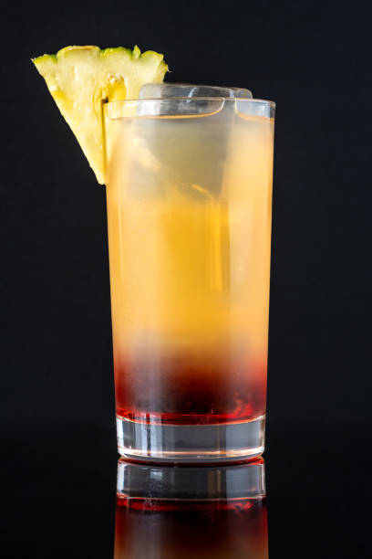 reggae rum punch - ice cube cold mint punch imagens e fotografias de stock