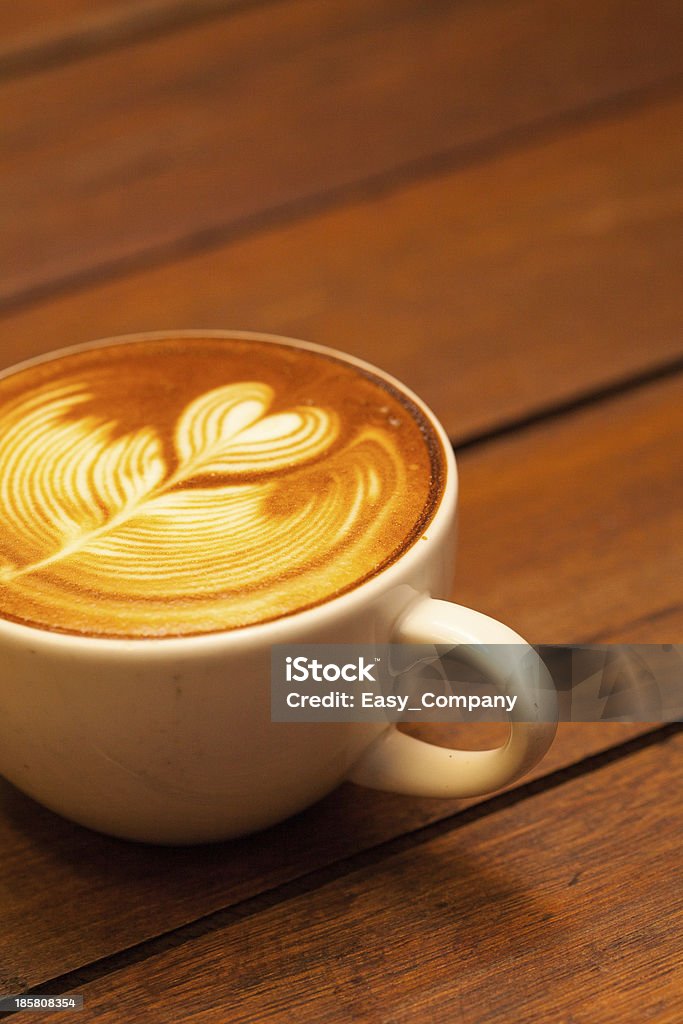 Arte di Latte, caffè sulla scrivania in legno come sfondo. - Foto stock royalty-free di Ambientazione tranquilla