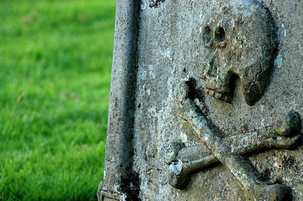 앤시언트 gravestone - old cross shape stone weathered 뉴스 사진 이미지