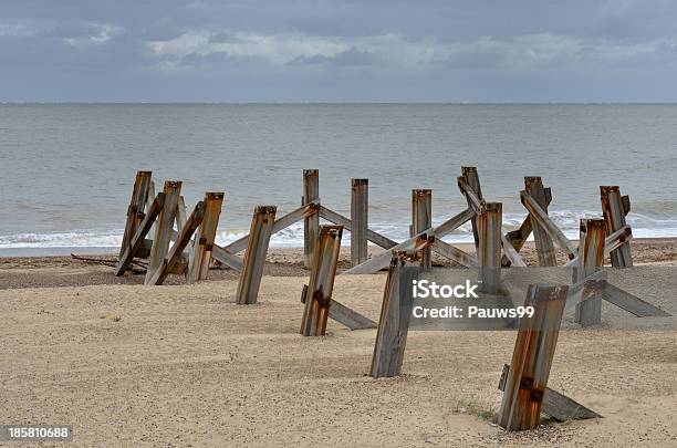 Publicações De Madeira Na Praia - Fotografias de stock e mais imagens de Antigo - Antigo, Ao Ar Livre, Areia