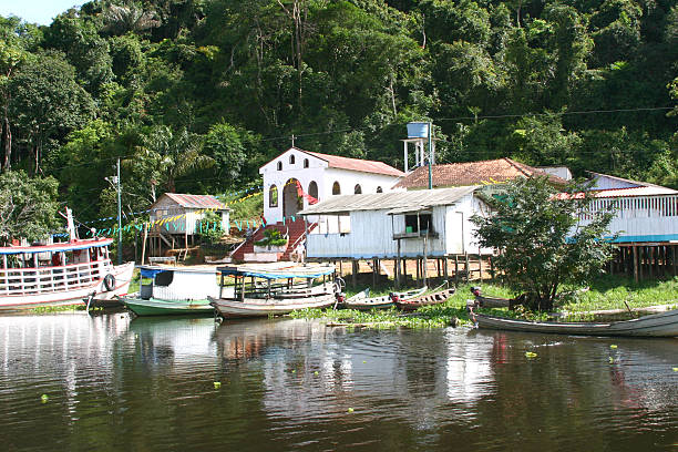 Aldeia no Amazon-Boca da Valeria - fotografia de stock