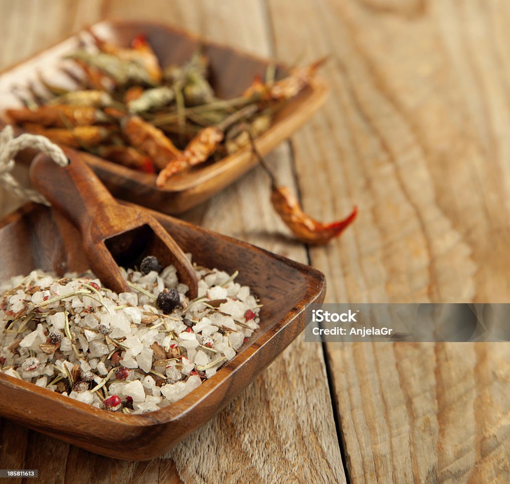 Meersalz mit Gewürzen und Kräutern. Geringe Tiefenschärfe - Lizenzfrei Ausgedörrt Stock-Foto