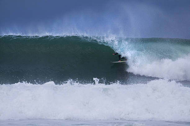 に線管 - surfing surf wave men ストックフォトと画像