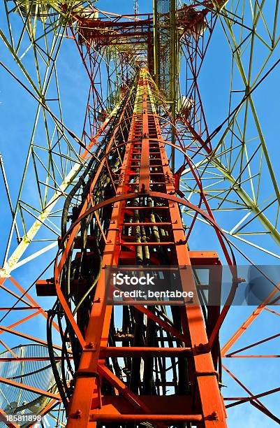 Foto de Estrutura De Torre De Telecomunicações E Escada e mais fotos de stock de Alto - Descrição Geral - Alto - Descrição Geral, Antena - Equipamento de telecomunicações, Antena parabólica