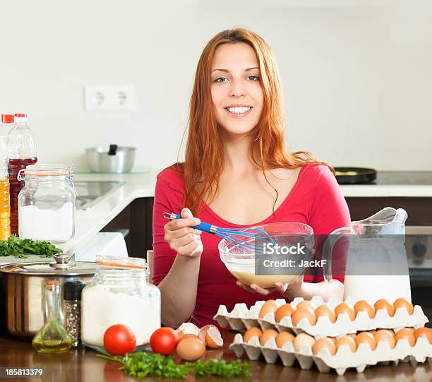 Photo libre de droit de Femme Dans La Cuisine En Bar À Omelettes banque d'images et plus d'images libres de droit de Cuisine - Cuisine, Femmes, Oeuf brouillé